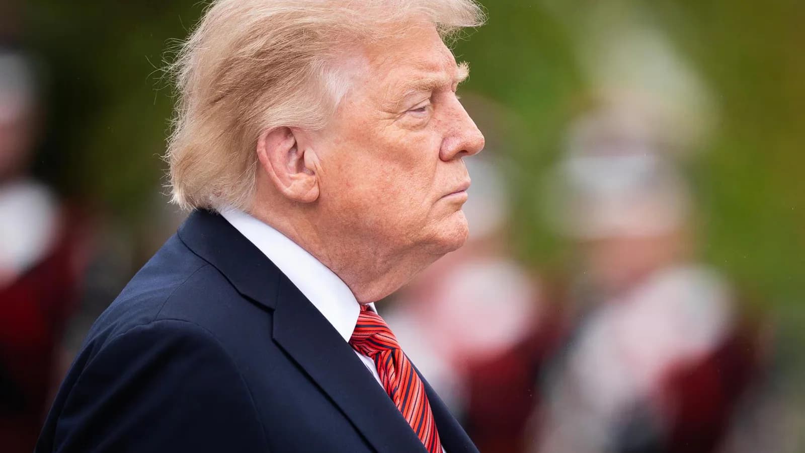 Trump rechaza controles a la IA y acusa a sus críticos de favorecer a China