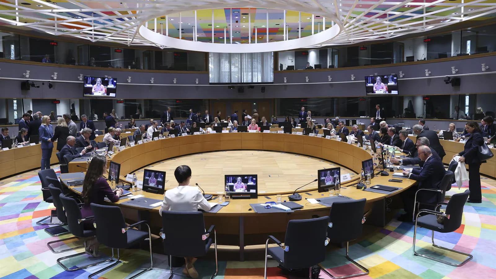 La UE extiende por una semana las sanciones contra 2.600 personas y entidades rusas