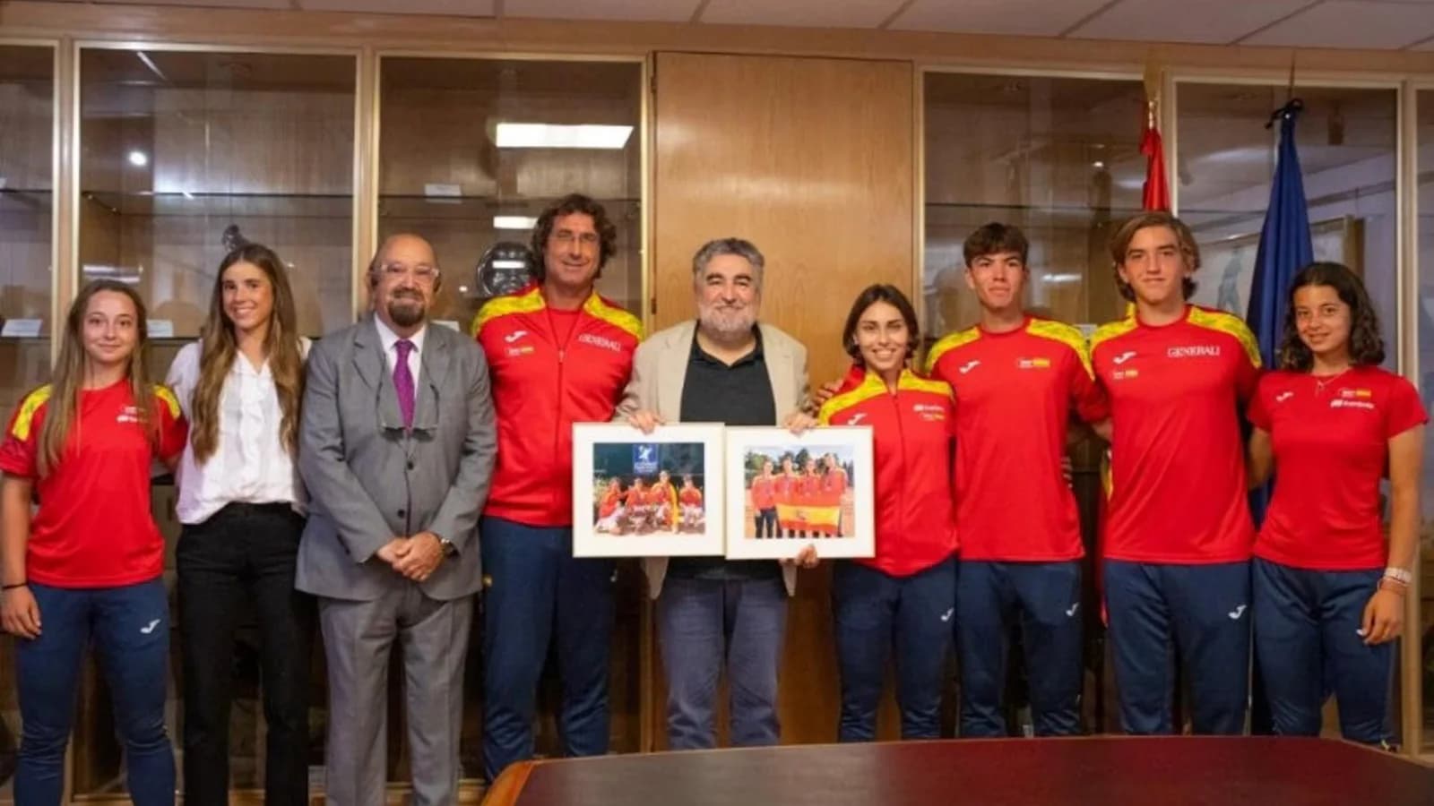 Rodríguez Uribes recibió a los equipos Sub-16 de tenis, campeones y subcampeonas de Europa