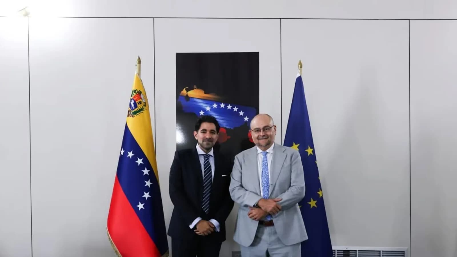 Gilles Bertrand asumió como embajador de la UE en Venezuela y Caracas designó a Raúl LiCausi