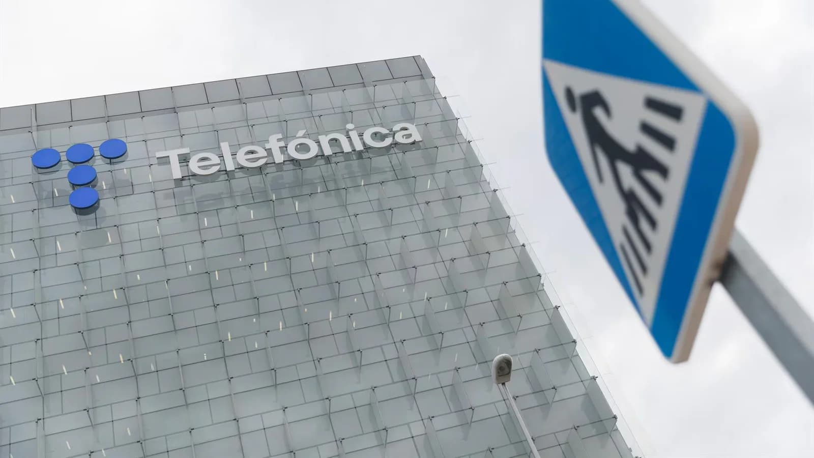 Telefónica acuerda con DAZN emitir LaLiga por cinco temporadas por 1.650 millones de euros