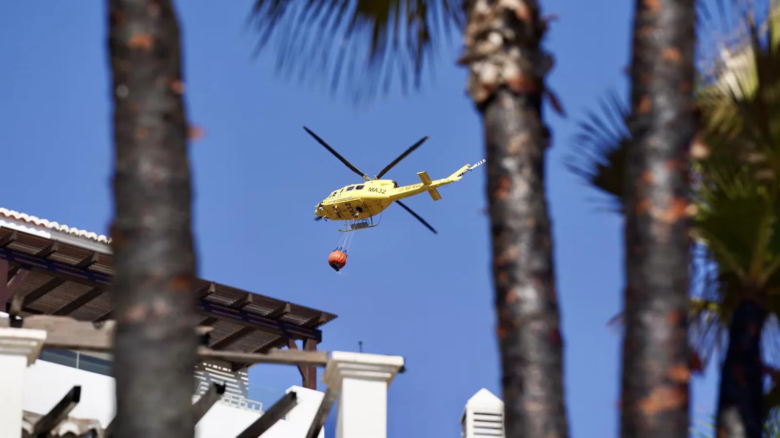 Unas 90 personas continúan trabajando para controlar el incendio en Benahavís