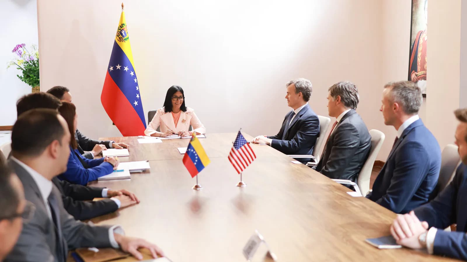 La DGCIM investiga una presunta operación vinculada con la salida de Maduro y Flores