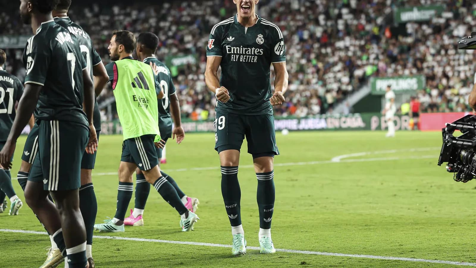 Real Madrid venció 3-2 al Elche y ganó con un gol en el tiempo añadido