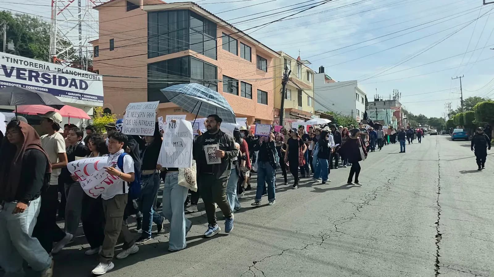 Estudiantes de la UAEM marcharon en Cuernavaca por el crimen de Claudia Tacoronte