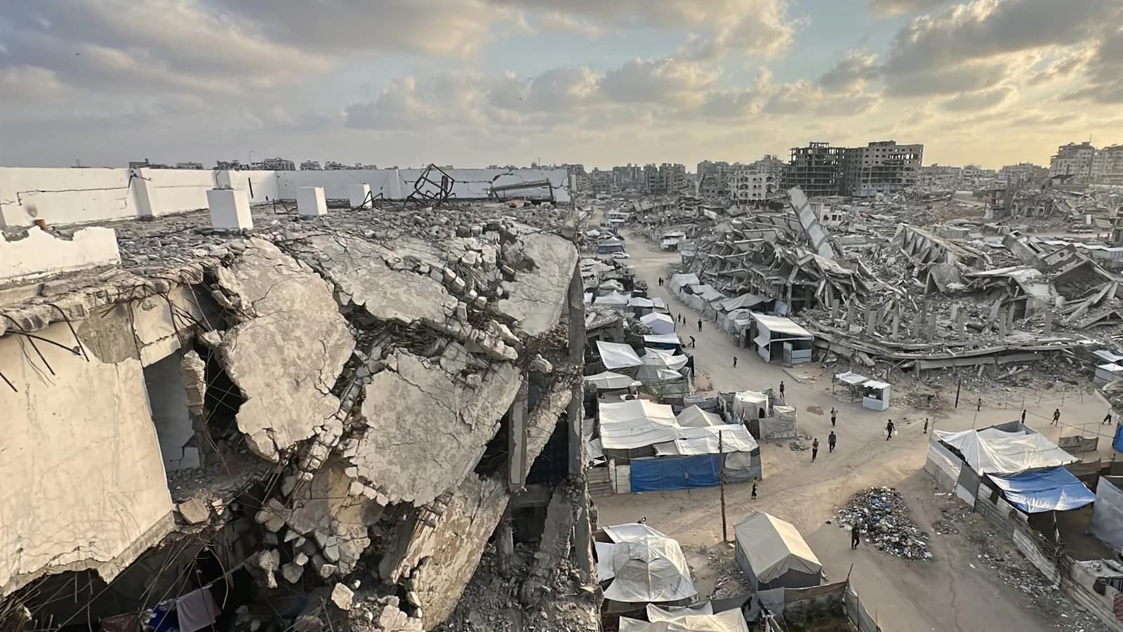 Seis muertos y decenas de desaparecidos tras el derrumbe de un edificio en Gaza