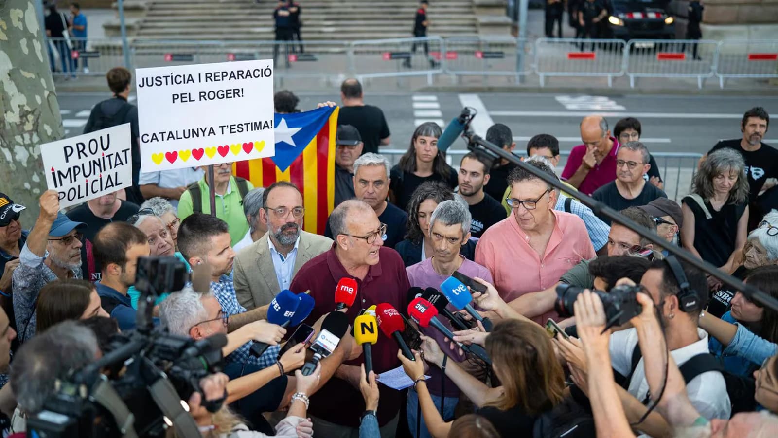 Òmnium reclama justicia para Roger Español y condenas para cuatro policías