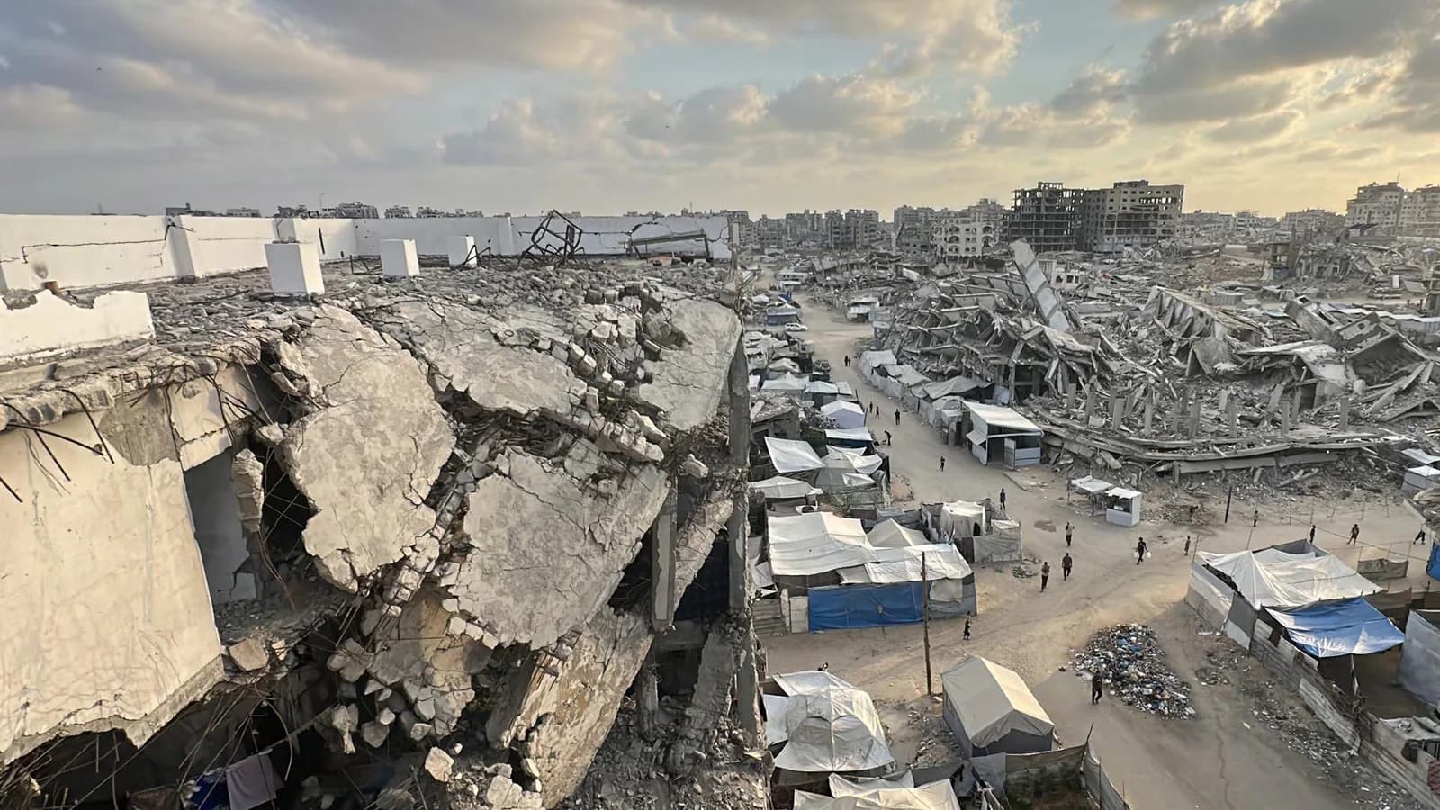 Ascienden a 13 los muertos por el derrumbe de un edificio en Gaza