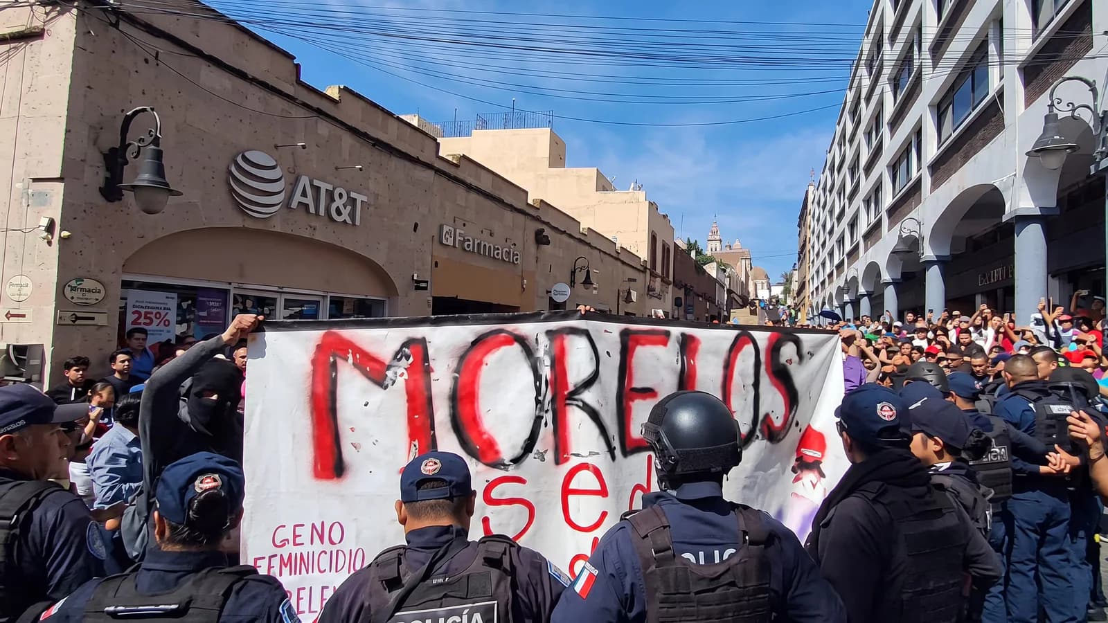 Estudiantes de la UAEM interrumpieron un desfile en Cuernavaca por un feminicidio