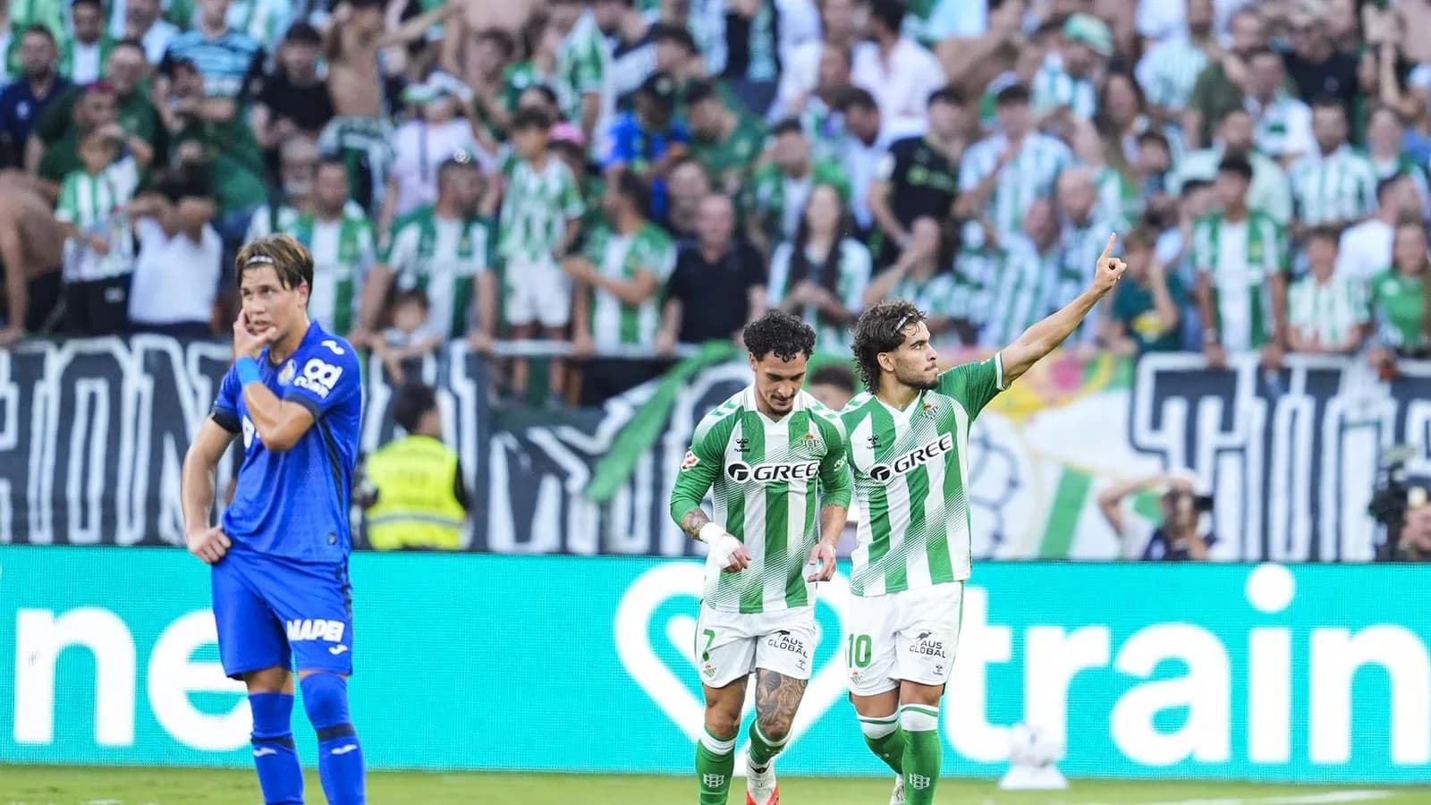 Betis venció al Getafe y Villarreal remontó ante Málaga