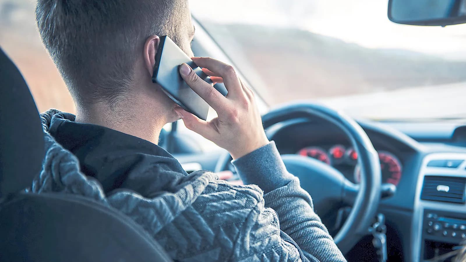 El uso del celular expone a peatones y conductores a graves riesgos