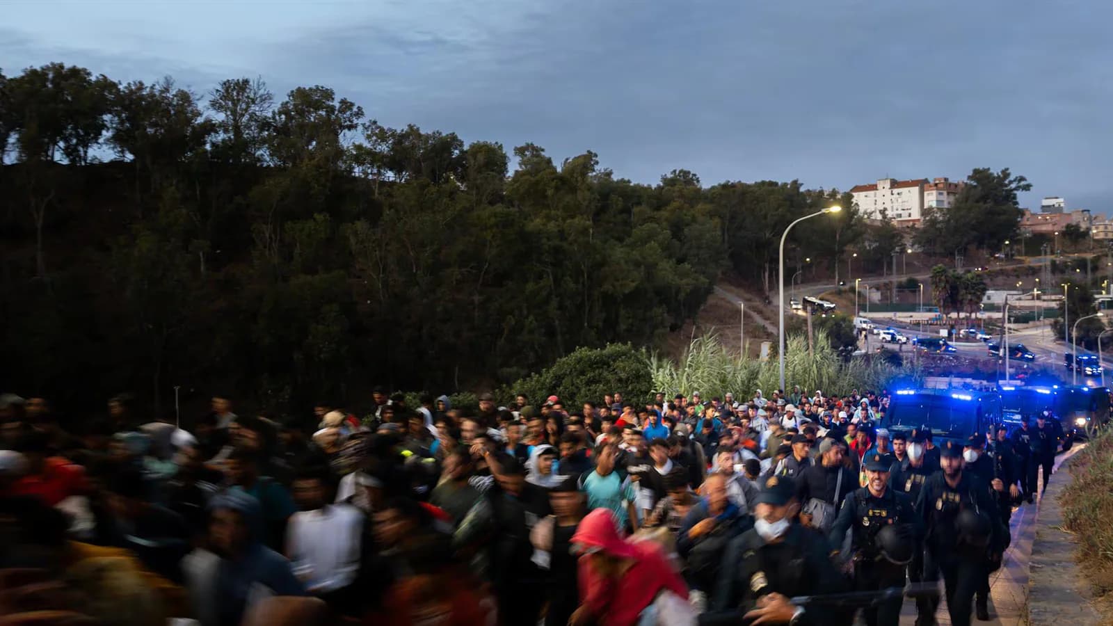 Comienza el traslado de migrantes desde las playas de Ceuta al puerto