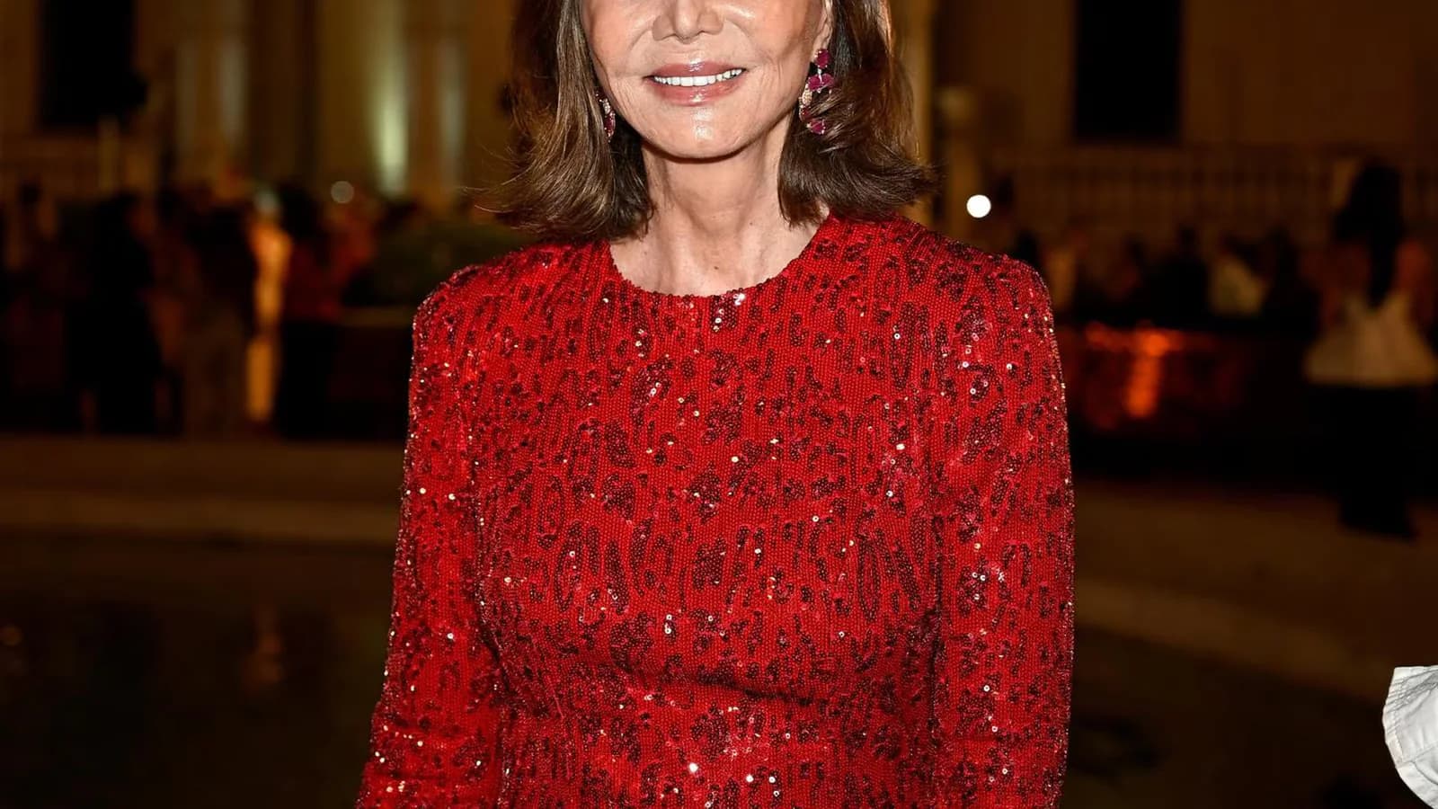 Isabel Preysler reapareció en la MBFW Madrid con un vestido rojo de pedrería
