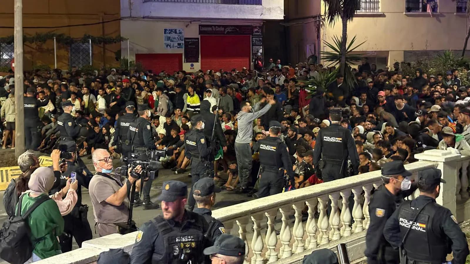 Abascal pide que los inmigrantes trasladados en Ceuta se vayan "cuanto antes"