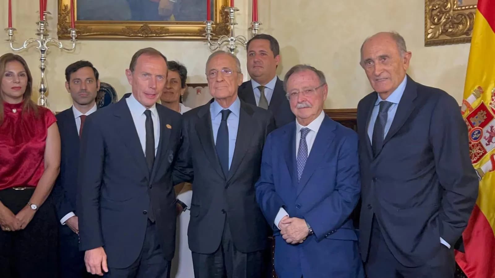 Florentino Pérez fue recibido en Ceuta por vecinos con camisetas del Real Madrid