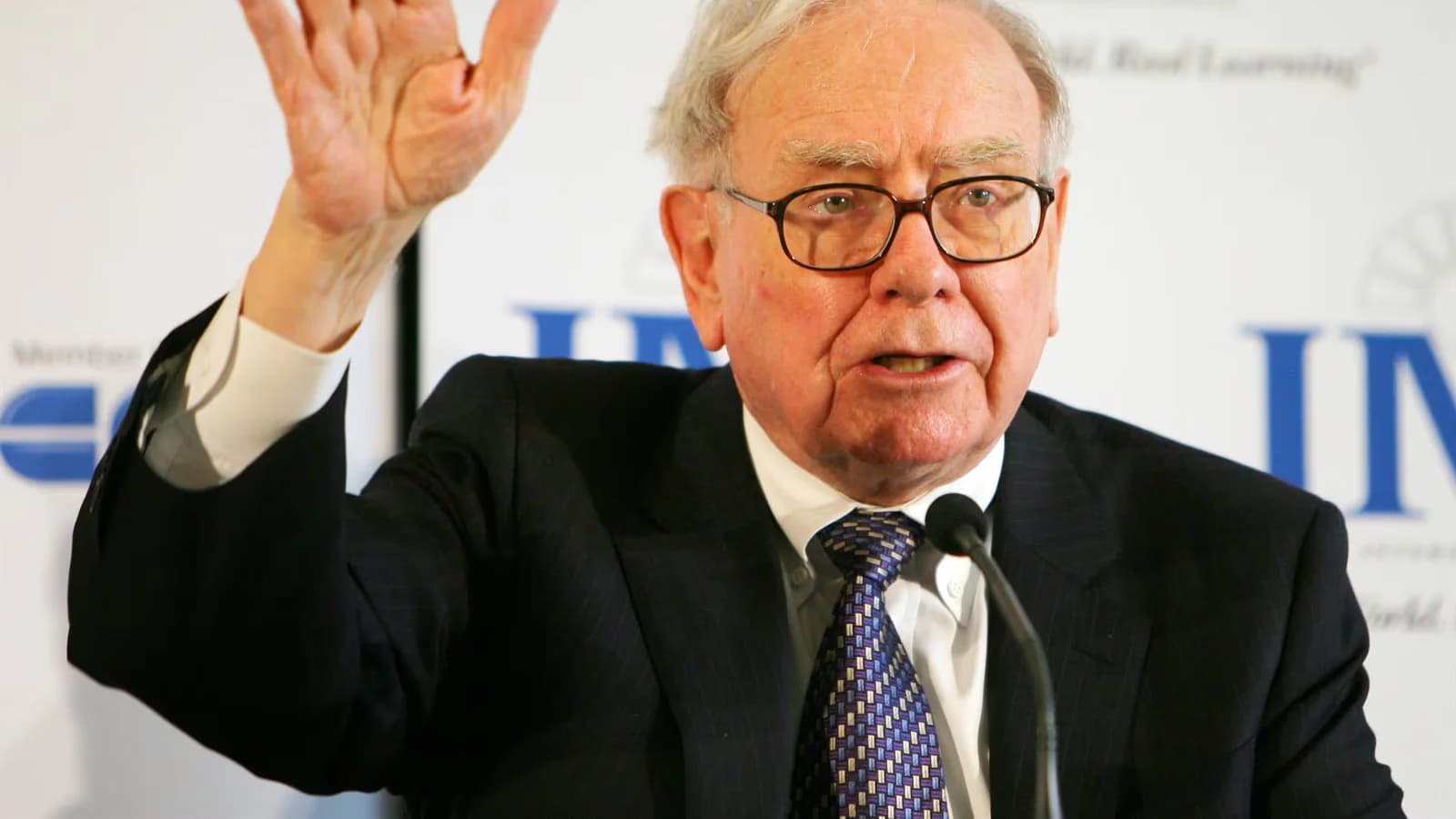 Warren Buffett deja la presidencia de Berkshire y será presidente emérito