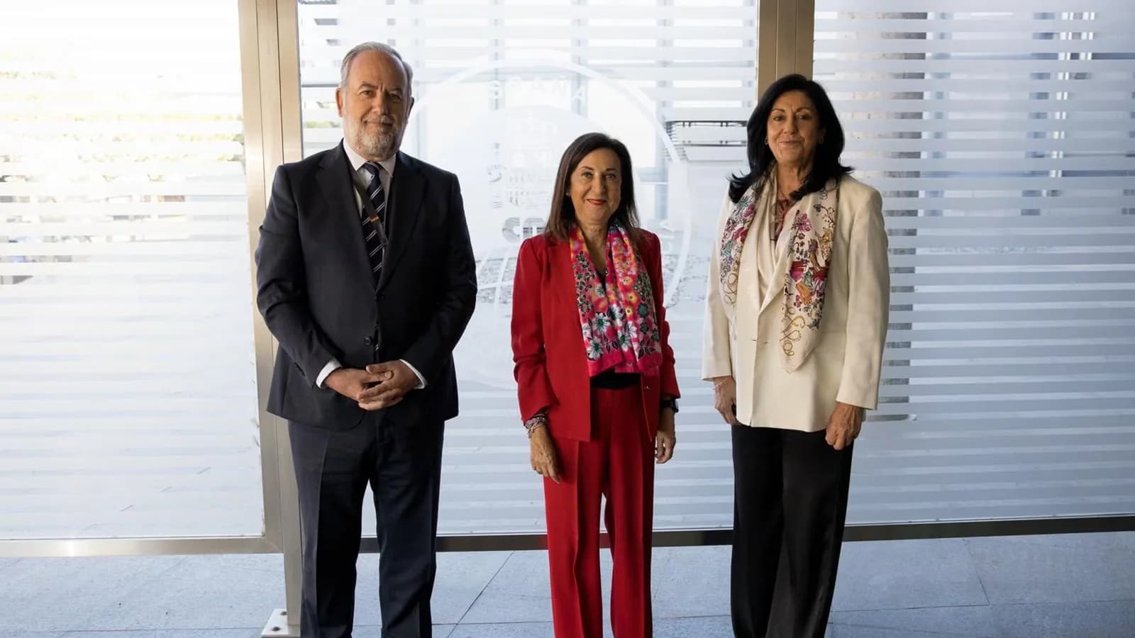 Robles visita el CNI y entrega distinciones tras la polémica por las alertas sobre Ceuta