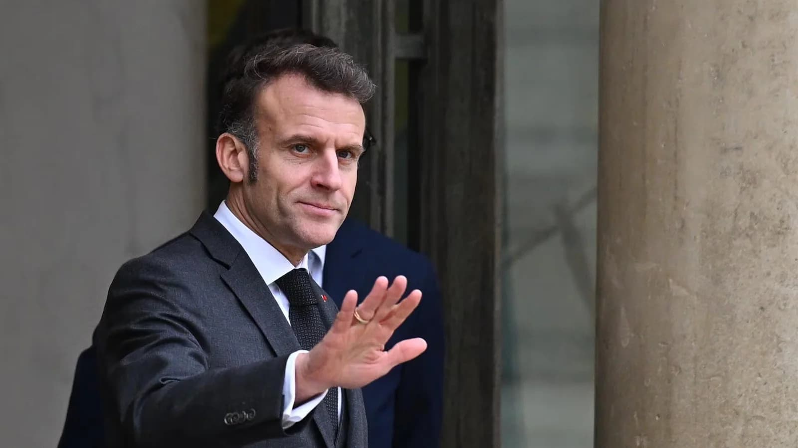 Macron ordenó proteger las infraestructuras críticas francesas de ataques híbridos