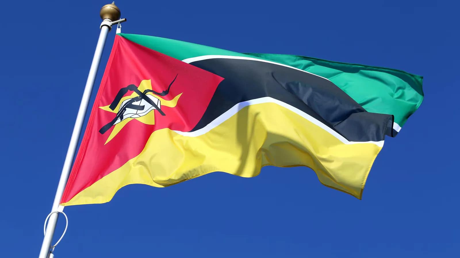 Diecisiete muertos por el choque frontal de un autobús y un camión en Mozambique