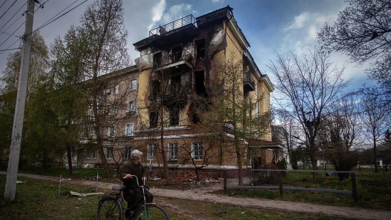 Dos muertos tras un ataque ruso contra un edificio residencial en Sumi