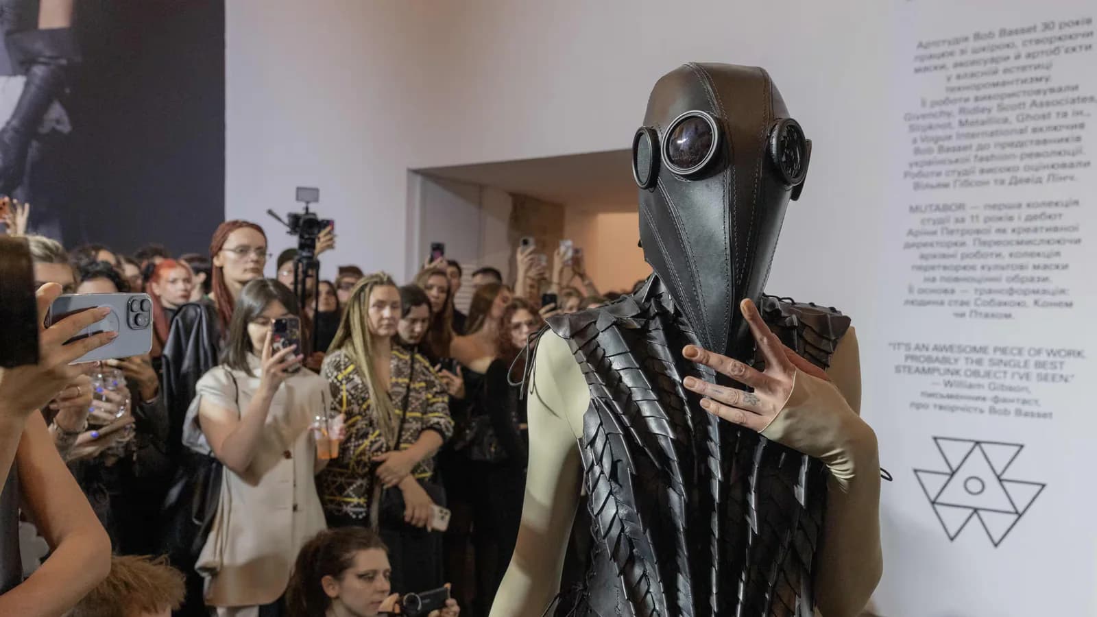 Una máscara futurista evoca la guerra en la Semana de la Moda de Kiev