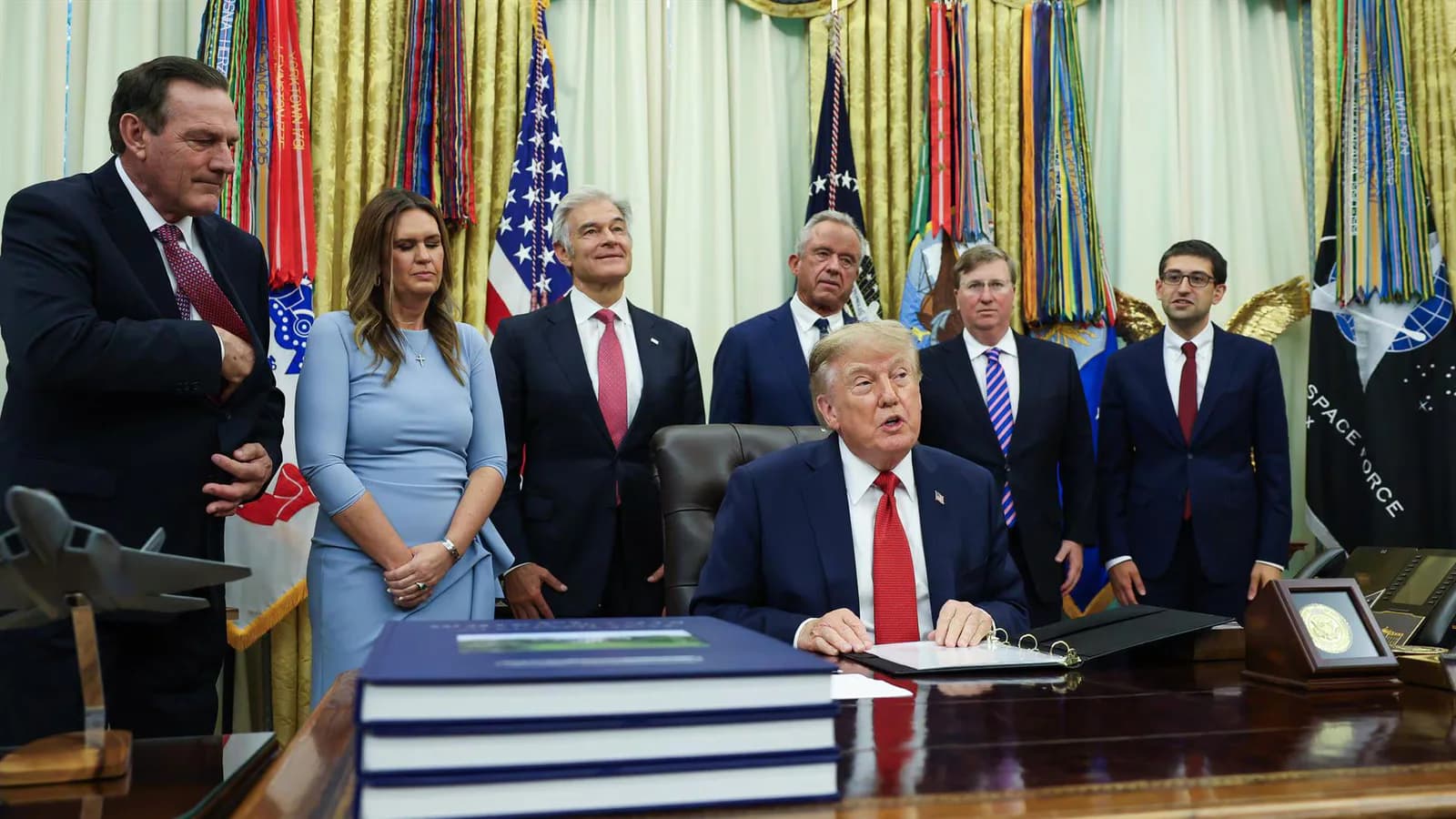 Trump refuerza las sanciones contra Rusia e Irán y evalúa aranceles del 100%