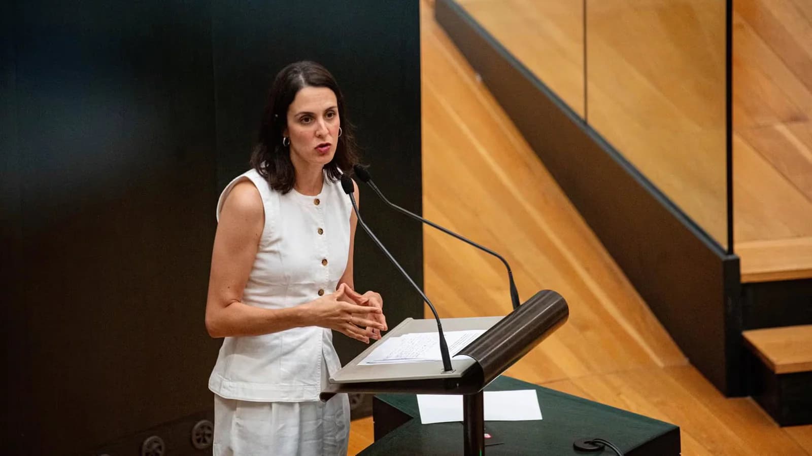 Maestre acusa a Almeida de defender la compra del ático de Ayuso