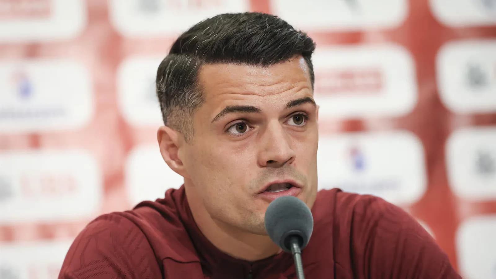 Investigan a Granit Xhaka por presuntos certificados falsos de vacunación