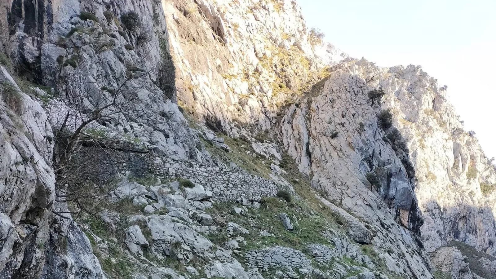 Muere una senderista tras caer en la ruta del Cares, en Cabrales