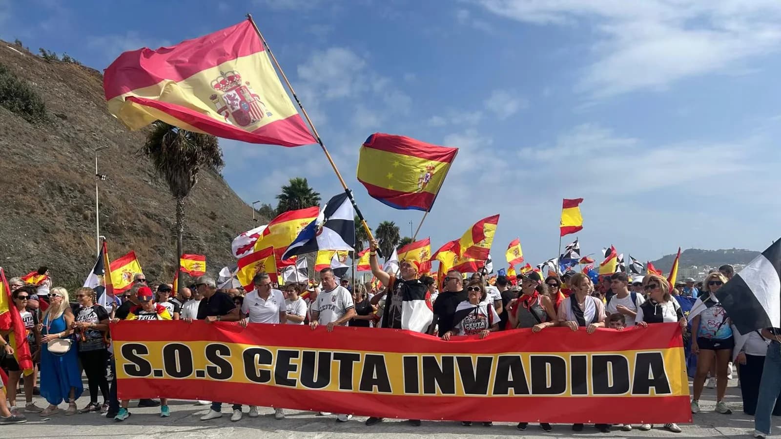 Cientos de ceutíes marcharon hacia El Tarajal para defender la españolidad de Ceuta