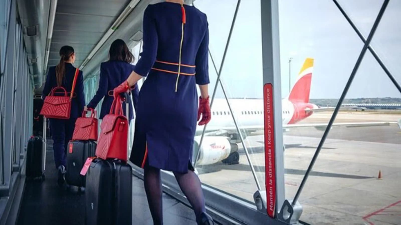 Sumar reclama jubilación anticipada para las tripulantes de cabina