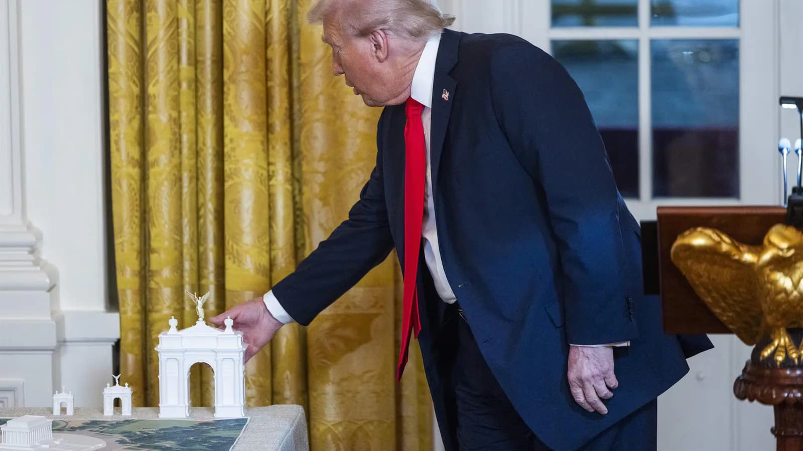 Trump proyecta una base de drones militares dentro de un arco en Washington