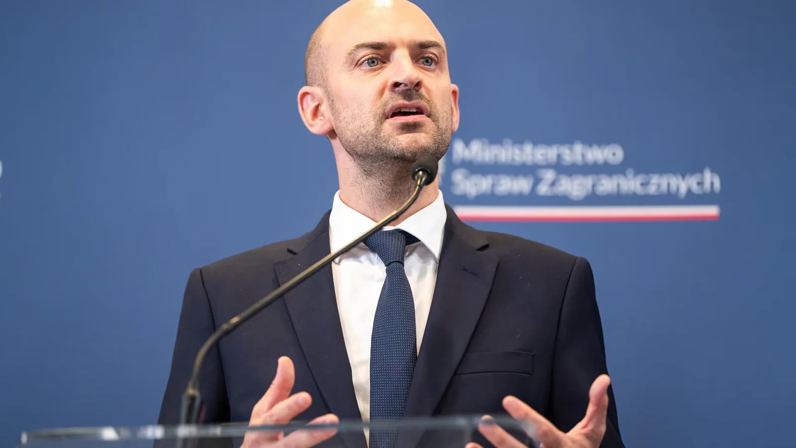 Francia llama a consultas a su embajador en Irán por el cierre de un centro cultural