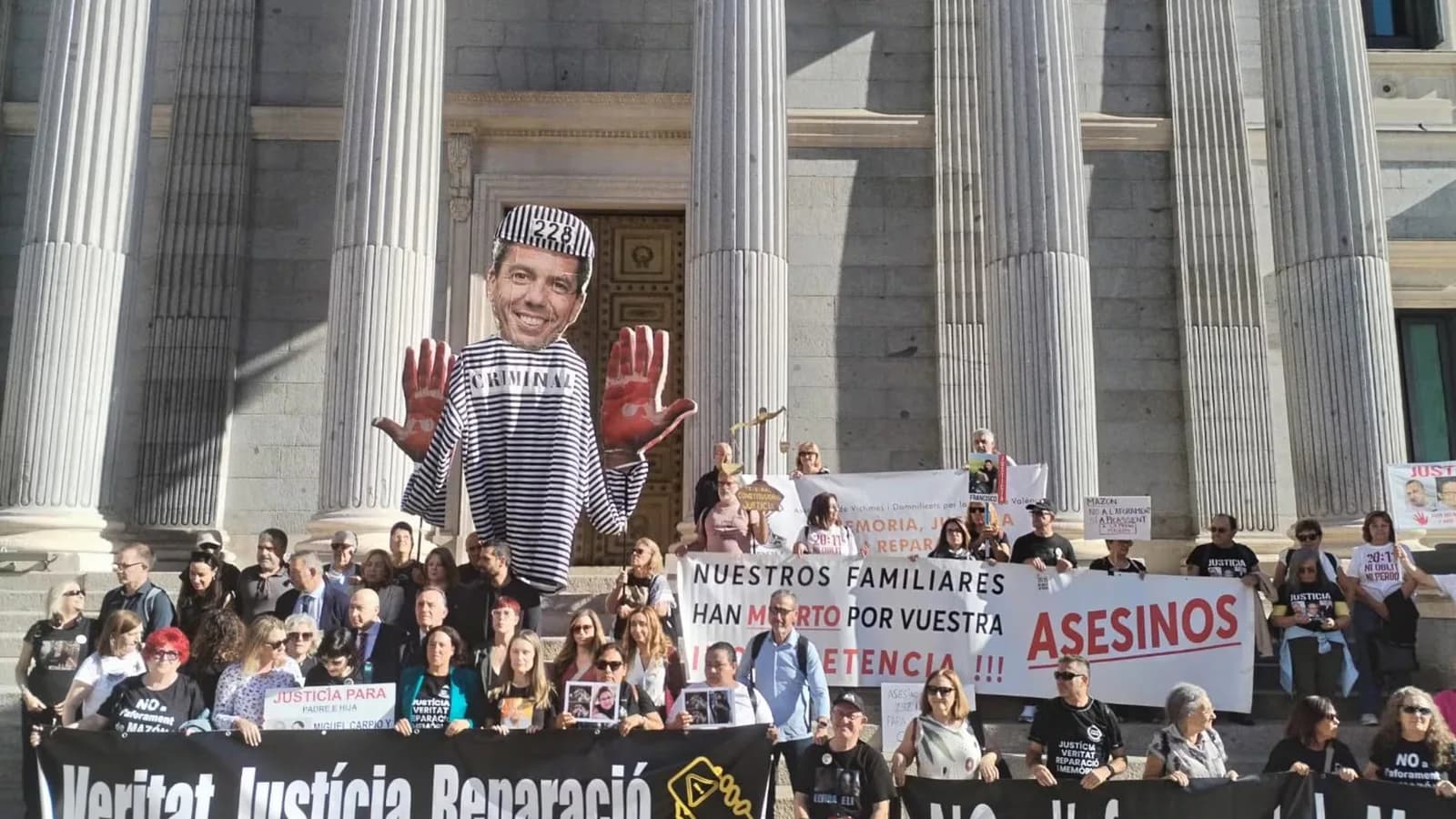 Víctimas de la dana reclaman ante el Congreso que Mazón deje la política