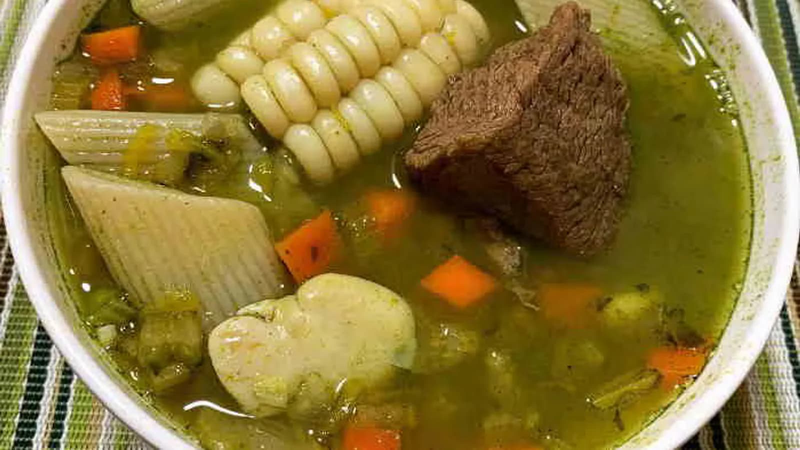 Menestrón peruano: una sopa casera con carne, verduras y albahaca