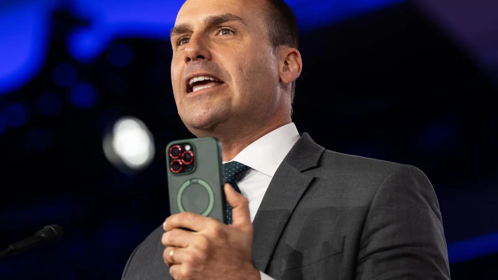 Eduardo Bolsonaro fue destituido de la Policía Federal por abandono de funciones
