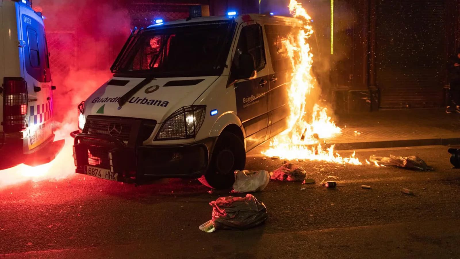 La Fiscalía pide 25 años y 5 meses para nueve acusados por quemar un furgón policial