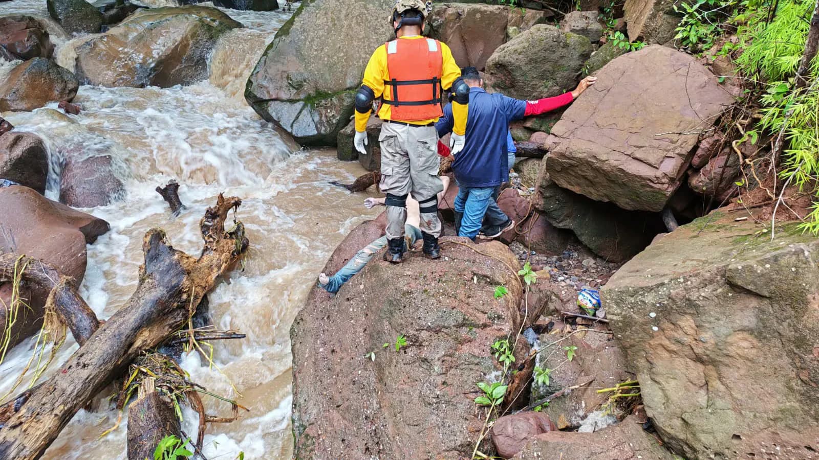 Dos muertos y un niño desaparecido tras el desborde de un río en Honduras