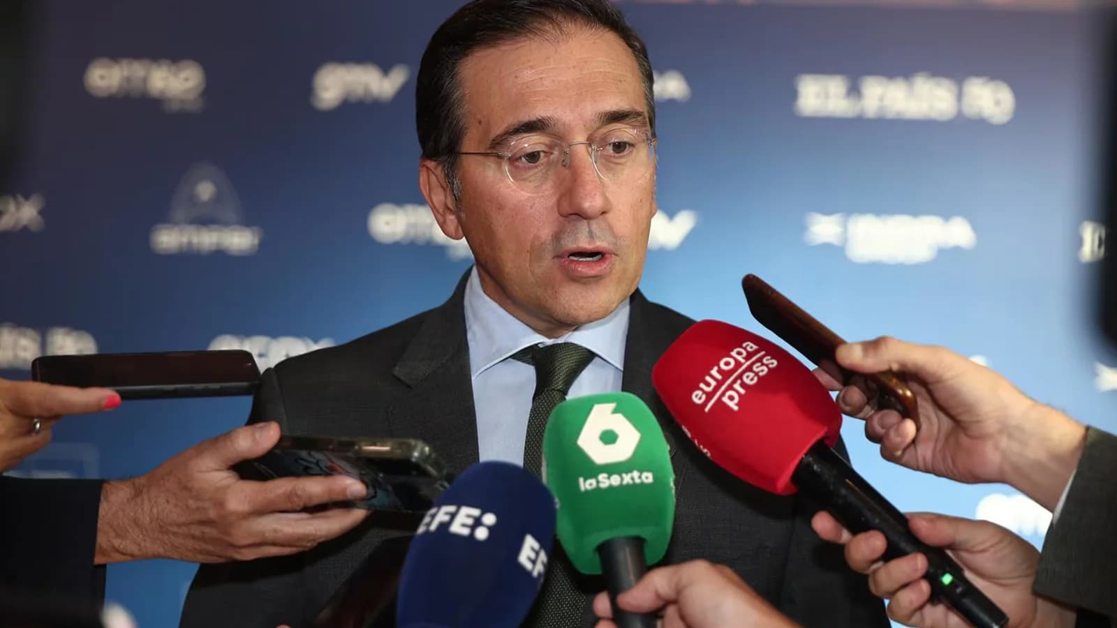 Albares se reunirá con su par marroquí para abordar la situación de los migrantes en Ceuta