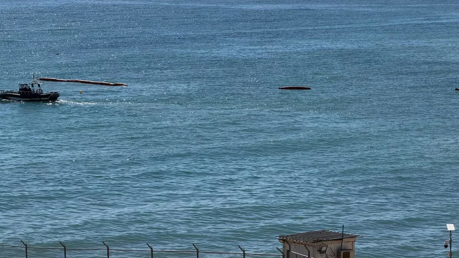 La boya marítima del Tarajal presenta varios tramos desinflados en Ceuta
