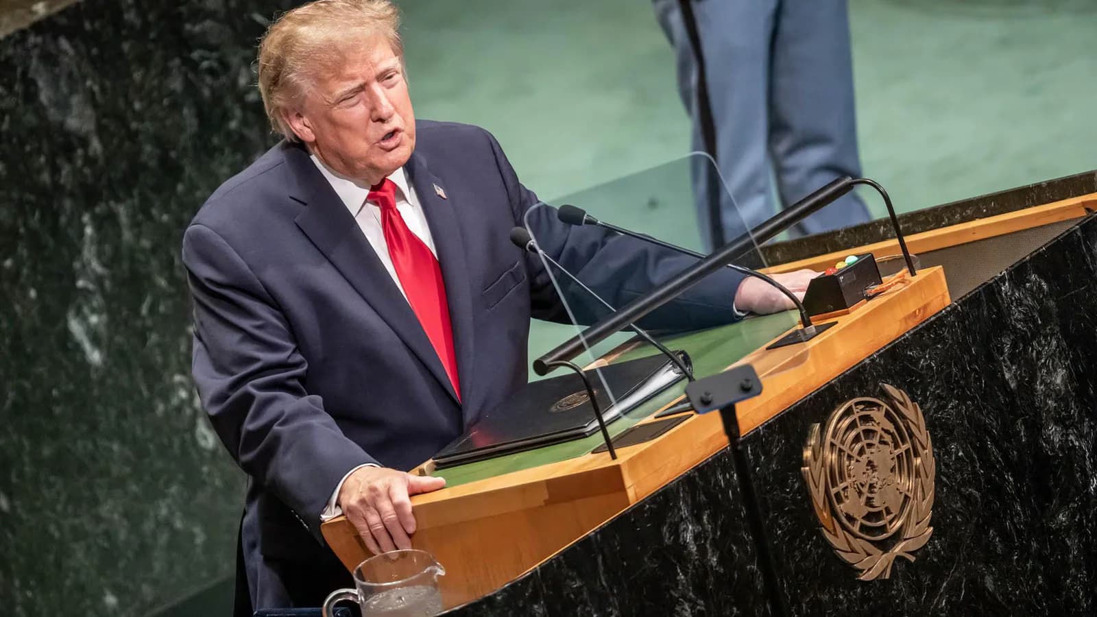 El petróleo baja tras el encuentro de Trump con una delegación iraní