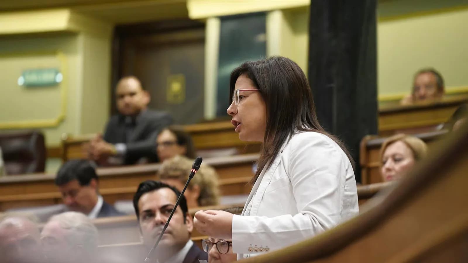 Armengol expulsa a una diputada del PP por exhibir gas pimienta en el Congreso