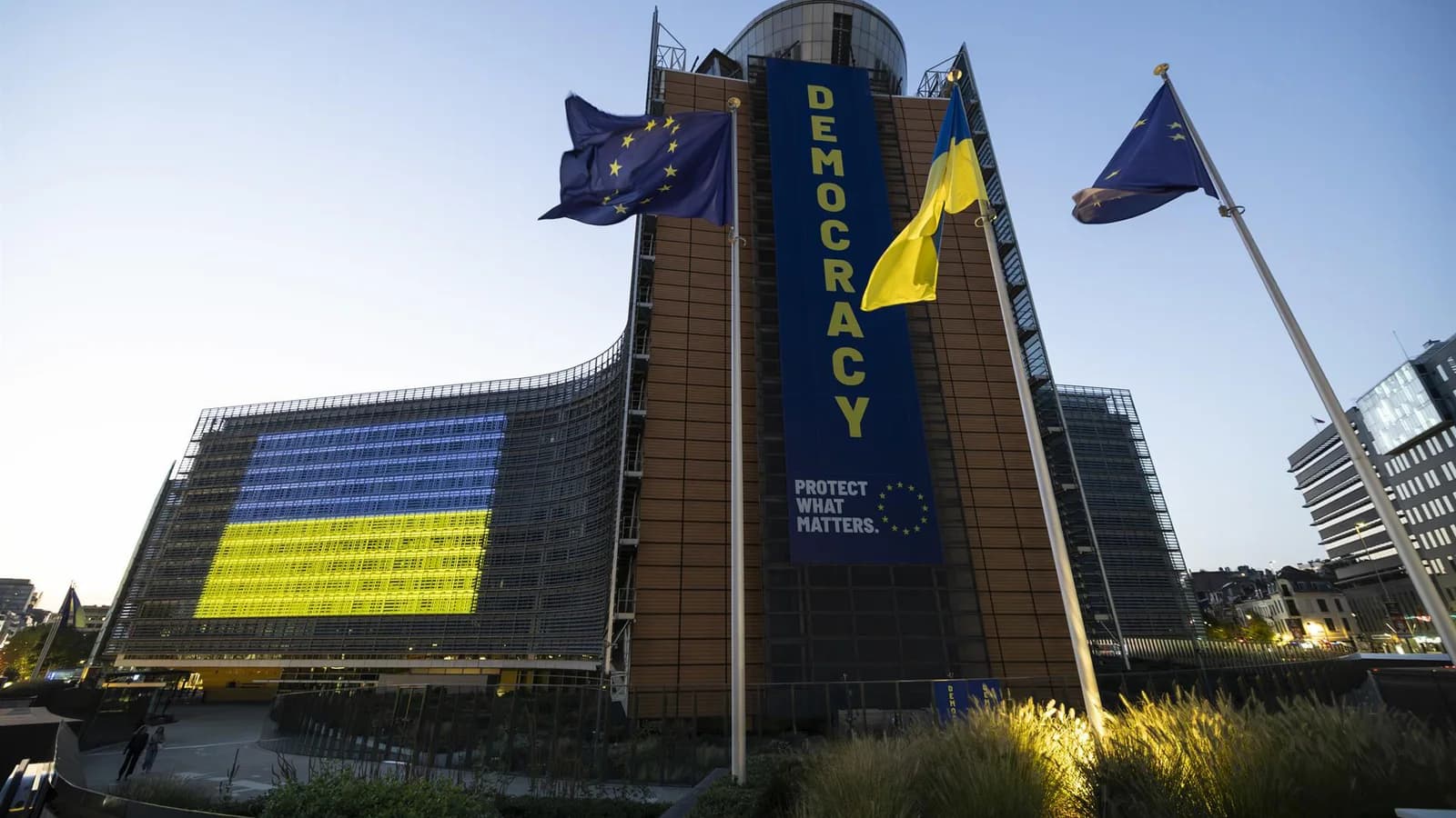 La UE revisará las sanciones a Rusia tras retirar las medidas contra dos oligarcas