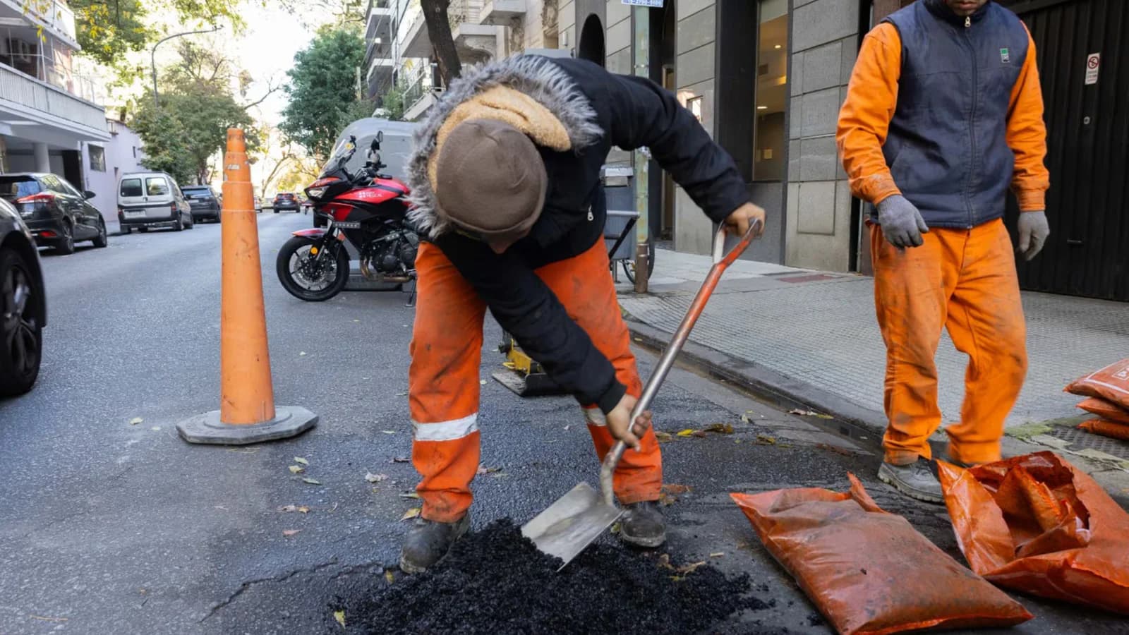 Vecinos de Urca taparon siete baches en 15 minutos con una pala y una escoba