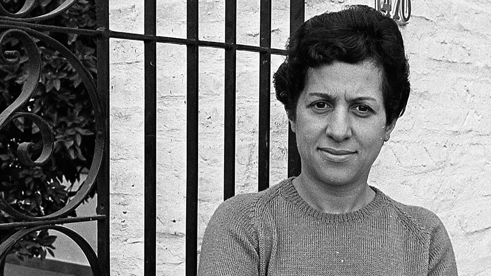 El recuerdo de Griselda Gambaro en un libro de tapa roja
