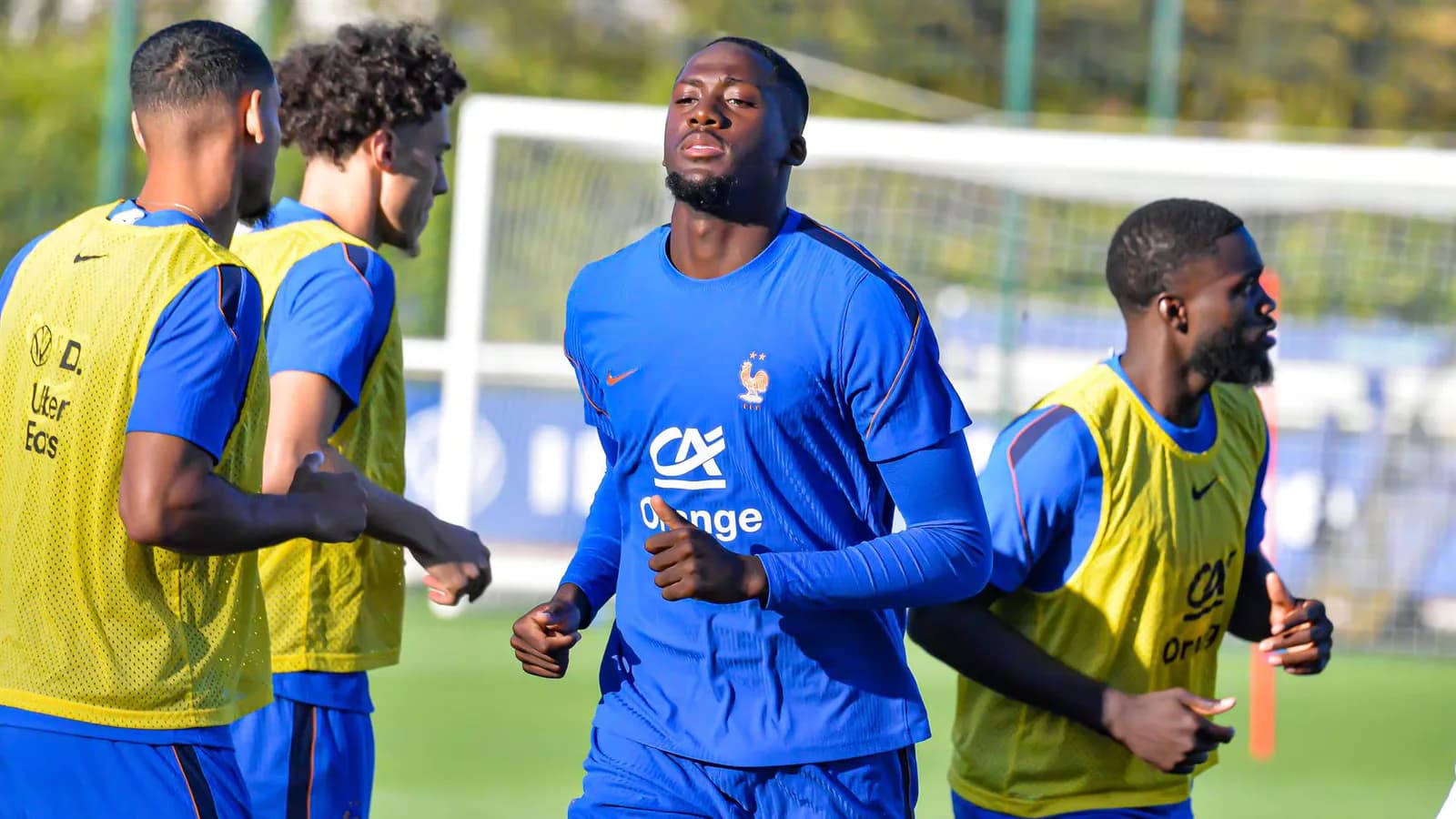Ibrahima Konaté deja Francia por un leve esguince en la rodilla derecha