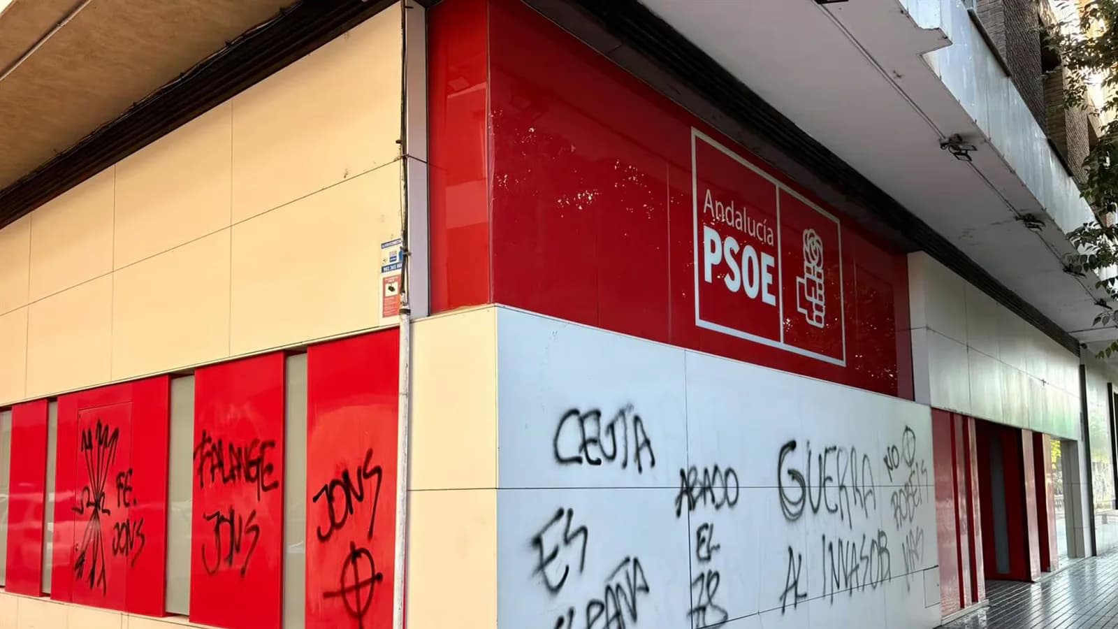 El PSOE de Córdoba denuncia pintadas de la Falange en su sede provincial