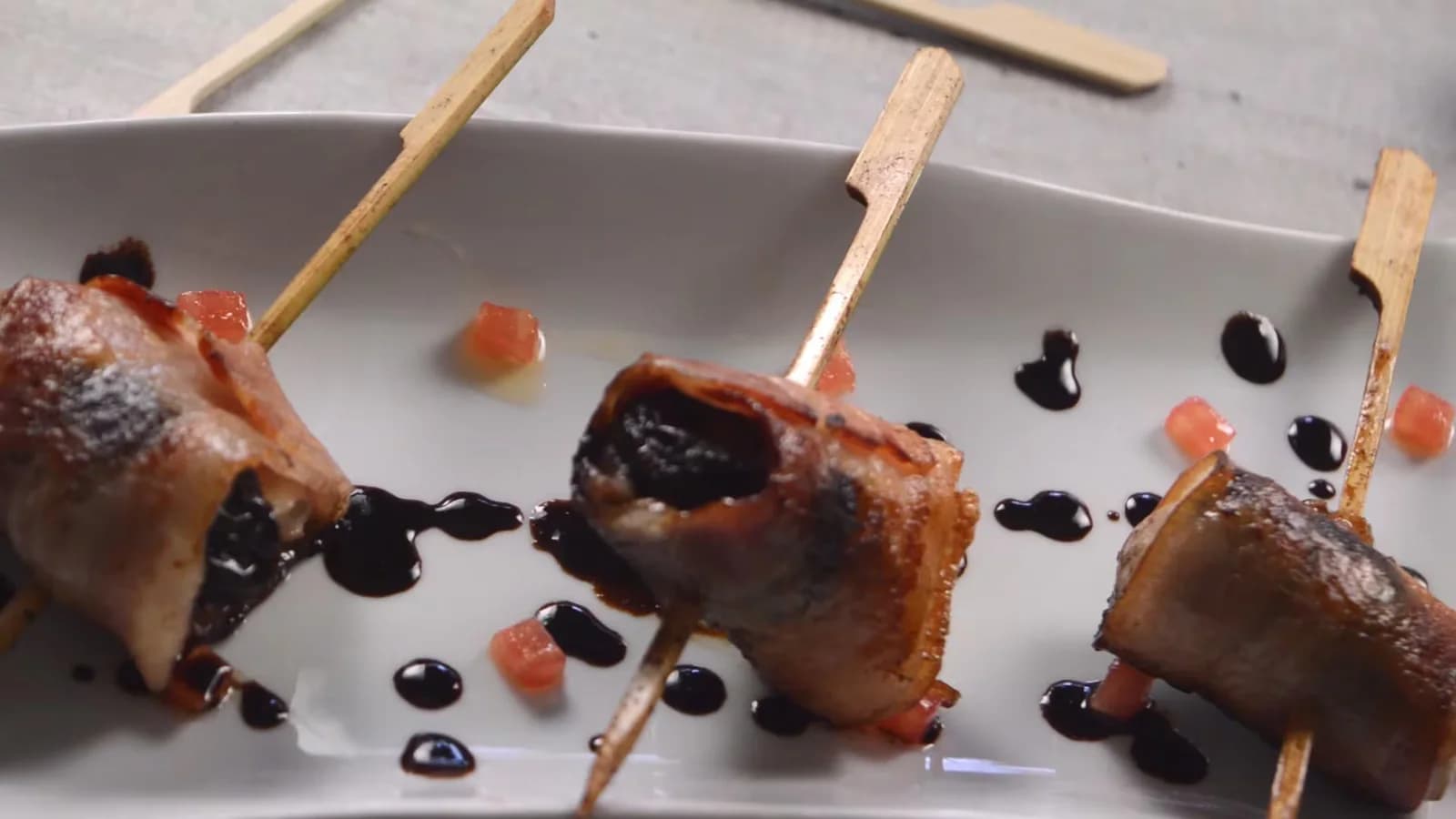 Brochetas de pollo y vegetales con ingredientes de la cocina peruana