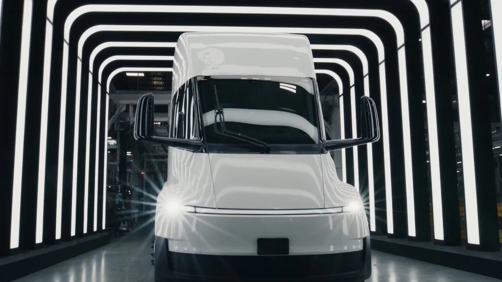 Tesla inició la producción masiva del camión eléctrico Semi y prevé su llegada a Europa en 2027