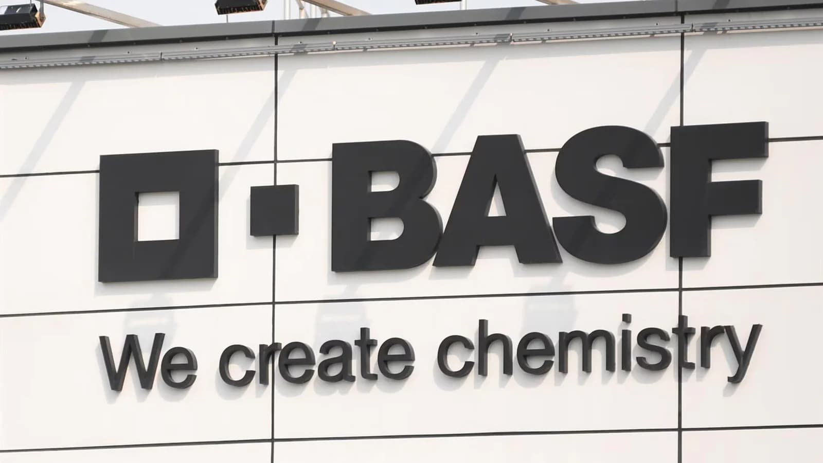 BASF analiza una oferta por Evonik, valuada en 12.000 millones de euros
